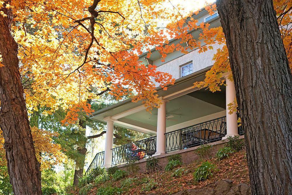 Dug Road Inn Decorah Exterior photo